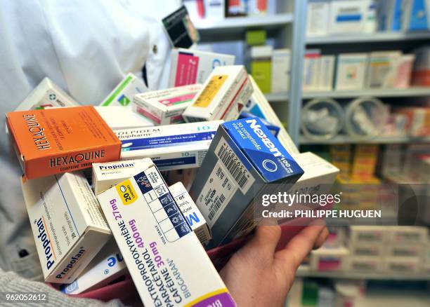 Une pharmacienne présente, le 01 février 2011 à Lille, une partie des 77 médicaments placés "sous surveillance renforcée" par l'Afssaps depuis la...