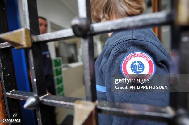 Un surveillant se tient derrière une grille, le 26 mai 2011 à la maison d'arrêt de Béthune vouée à la fermeture parce que trop vétuste, en marge...