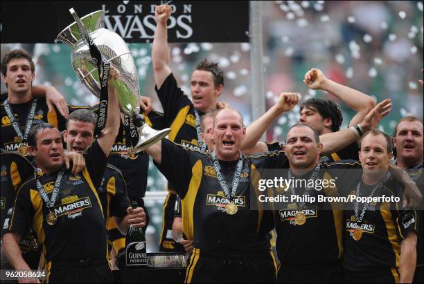 Lawrence Dallaglio of London Wasps celebrates with teammates after victory in the Guinness Premiership Final between Leicester Tigers and London...