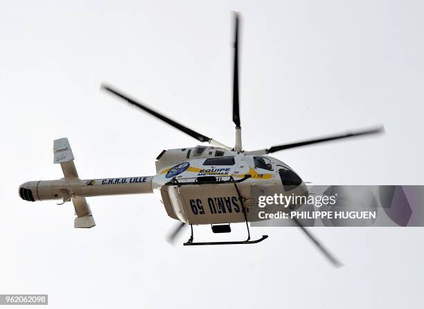 Un hélicoptère du Samu dépose un blessé près de l'hôpital Jeanne de Flandre, le 17 Juin 2011 à Lille. AFP PHOTO / PHILIPPE HUGUEN