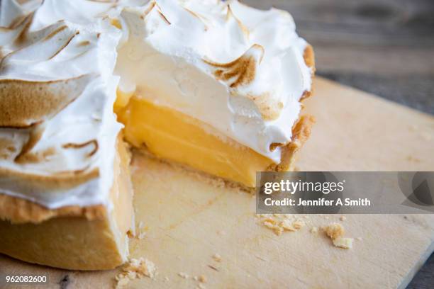 lemon meringue pie - maräng bildbanksfoton och bilder