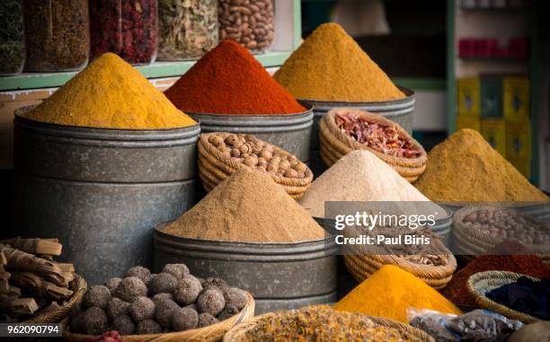 selection of spices on a traditional moroccan market - zoco fotografías e imágenes de stock