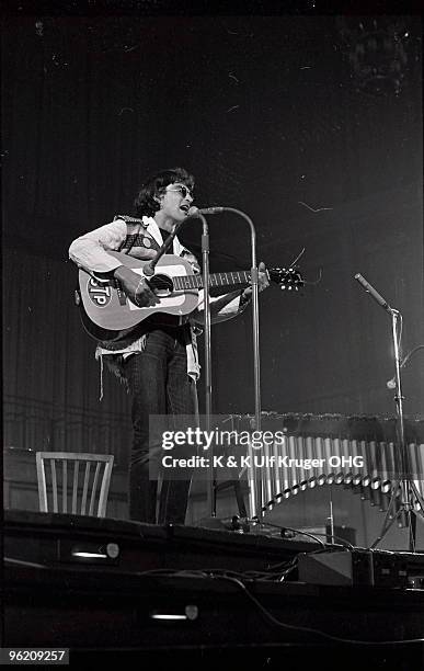 David Peel performs on stage in September 1968 in Germany.