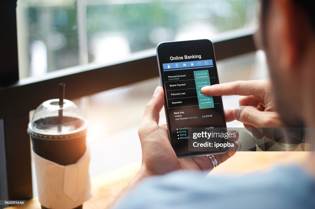 Mobile-Banking. Mann mit Online-Banking-Technologie auf Touchscreen-Gerät. Finanz- und Investment. Digitale und Zahlungen im Internet Einkaufen auf Netzwerkverbindung. Alle auf dem Bildschirm sind Design.