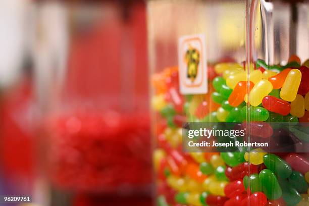 candy in candy dispenser - snoepautomaat stockfoto's en -beelden