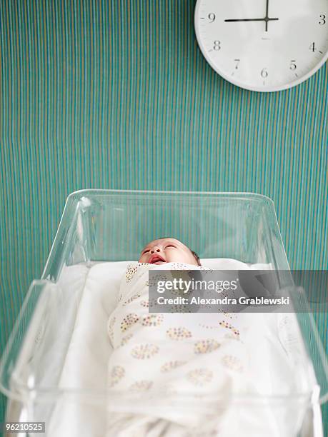 baby in hospital crib - lettino ospedale foto e immagini stock