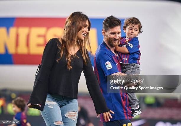 Leonel Messi smiles with his son Mateo Messi and wife Antonella Roccuzzo at the end of the La Liga match between Barcelona and Real Sociedad at Camp...