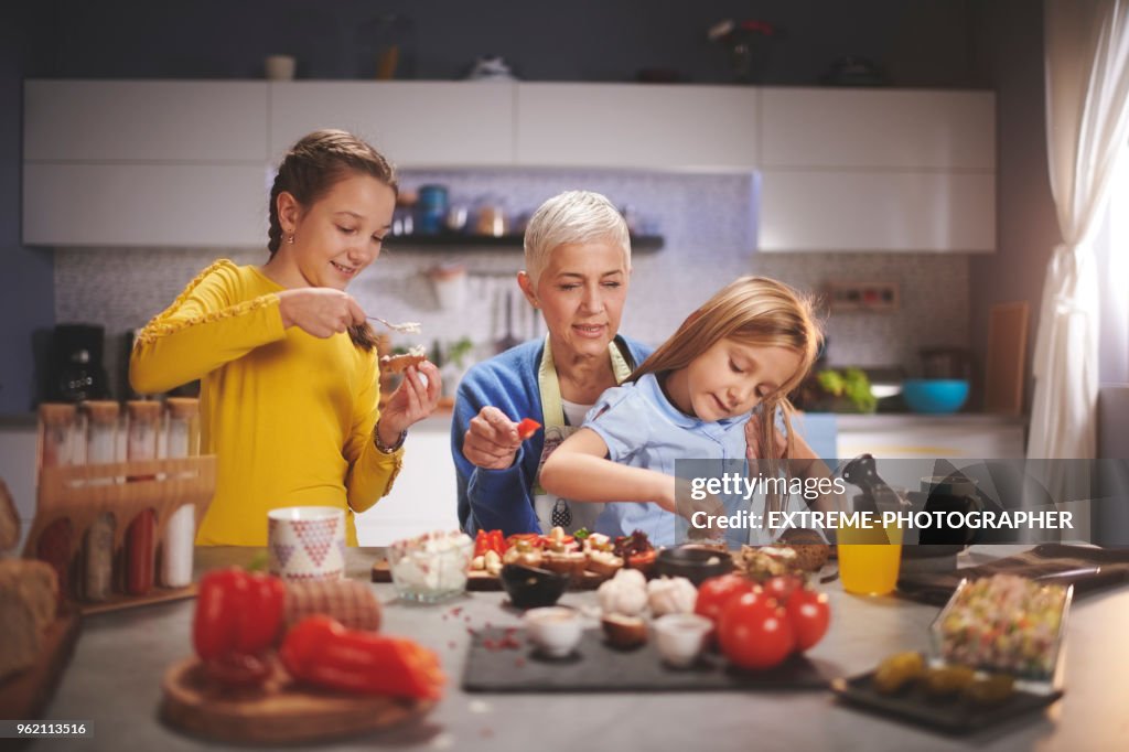Famille dans la cuisine