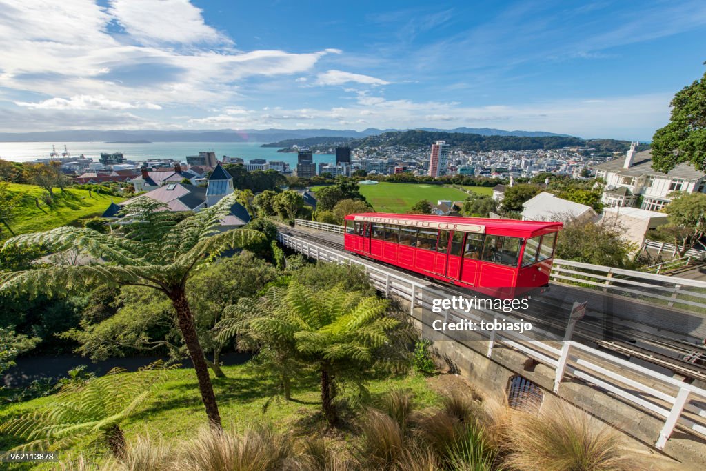 Wellington-kabelbaan met stad op de achtergrond