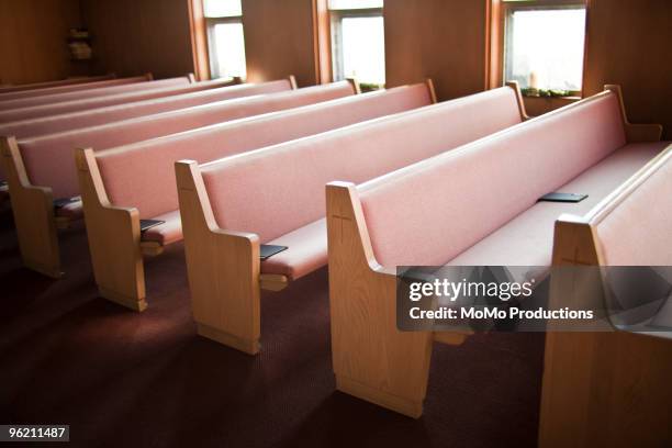 empty church pews - banco de igreja imagens e fotografias de stock