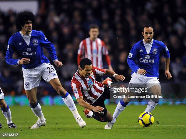 Kieran Richardson of Sunderland battles with Marouane Fellani and Landon Donovan of Everton during the Barclays Premier League match between Everton...