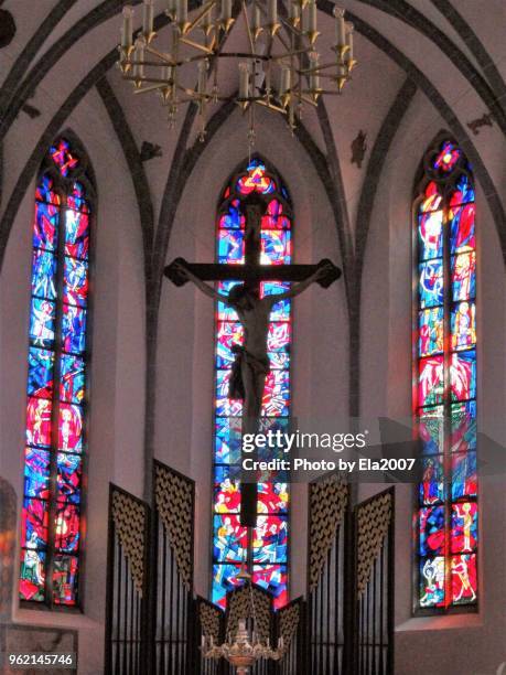 impressive window of a church in rain - ela2007 fotografías e imágenes de stock