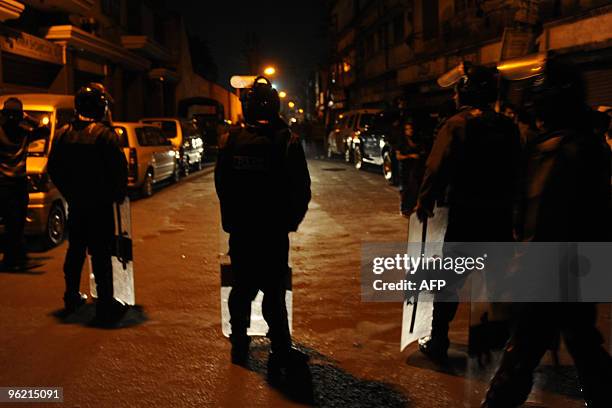 Bangladeshi police stand guard near the central prison in Dhaka on January 27, 2010. Bangladesh at midnight on January 27, 2010 executed the five...