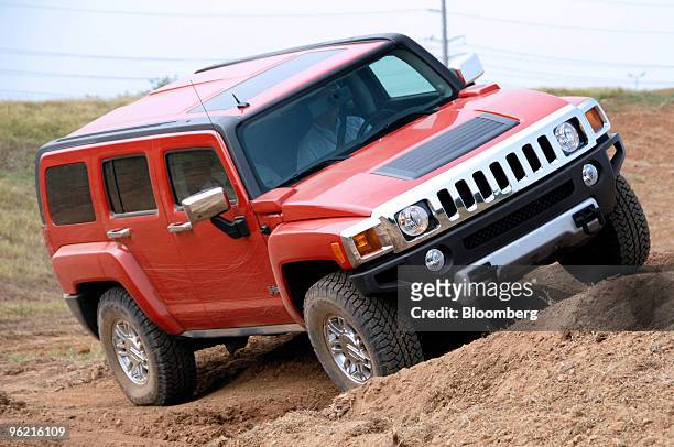 Hummer H3 is driven off-road during the General Motors Collection Event in Nashville, Tennessee, U.S., Wednesday, Sept. 5, 2007. General Motors Corp....