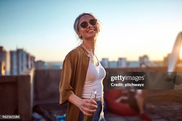 porträt der frau am dach partei. - leben in der stadt stock-fotos und bilder
