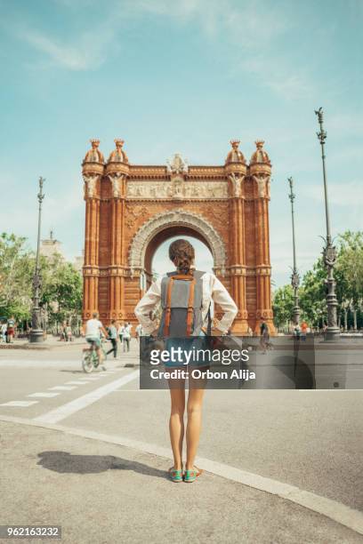 vrouw kijken naar triomfboog in barcelona - barcelona spanje stockfoto's en -beelden