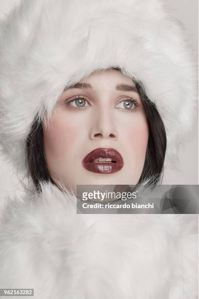 woman with dark red lipstick blue eyes and white fur hat and coat - white lipstick 個照片及圖片檔