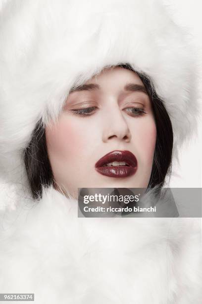 woman with dark red lipstick and white fur hat and coat - white lipstick 個照片及圖片檔