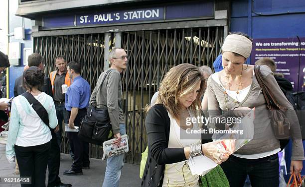Commuters look at maps outside the closed St. Paul's Underground Station in London, U.K., Monday, Sept. 3, 2007. Hundreds of thousands of London...