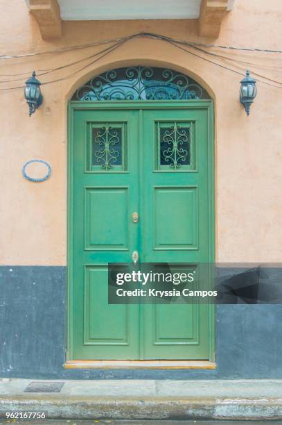 weathered door to old colonial house in casco antiguo, panama - casco stockfoto's en -beelden