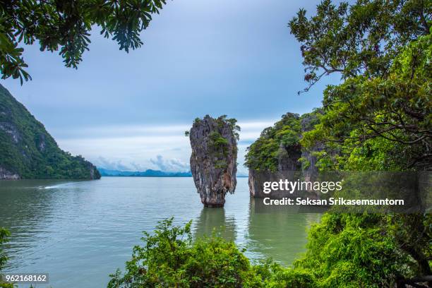 koh tapu island or popular call james bond island - steinschlag stock-fotos und bilder