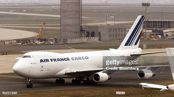 An Air France jet taxies on the tarmac of the Charles de Gaulle airport near Paris, France, Saturday, February 14, 2004. Air France SA, Europe's...