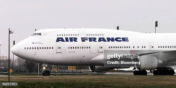 An Air France jet taxies on the tarmac of the Charles de Gaulle airport near Paris, France, Saturday, February 14, 2004. Air France SA, Europe's...