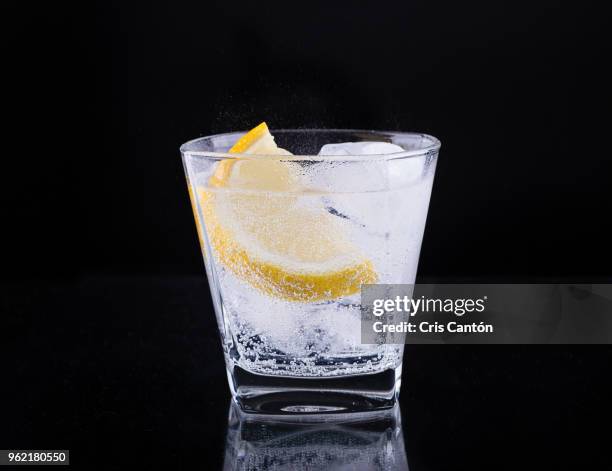 tonic drink - gin and tonic stockfoto's en -beelden