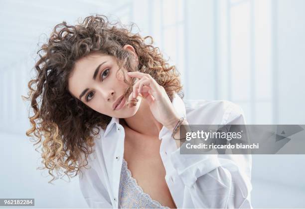 natural look woman with curly hair wearing a white shirt - cute blonde women 個照片及圖片檔