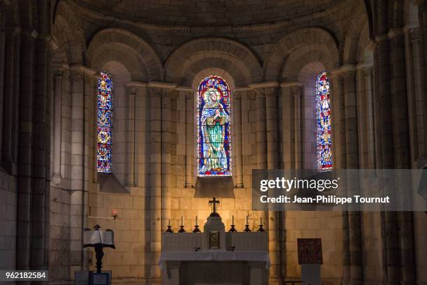 altar and stained glass windowss in the abbey of sainte-marie-des-dames in saintes, france - stained glass church stock pictures, royalty-free photos & images