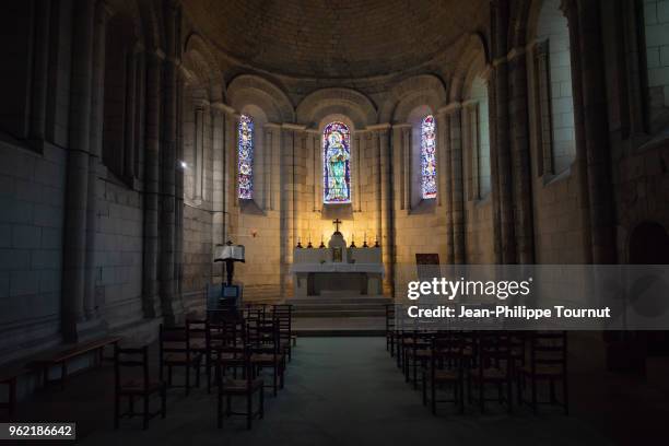 choir of the abbatial church of the abbey of sainte-marie-des-dames in saintes, france - town of the gods stock-fotos und bilder