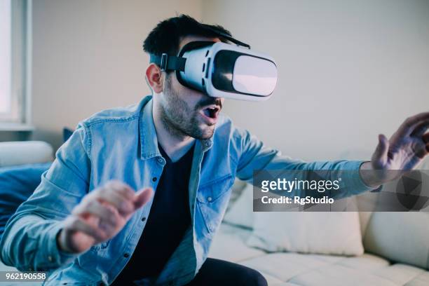 mann mit mund offen mit virtual-reality-brille - open seat godo stock-fotos und bilder