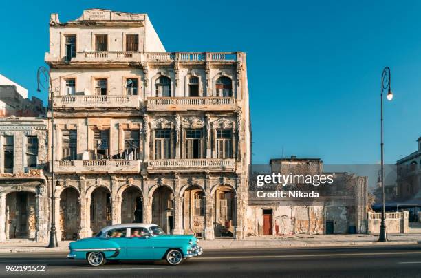 alte amerikanische auto beschleunigt entlang des malecon in havanna, kuba - malecon stock-fotos und bilder