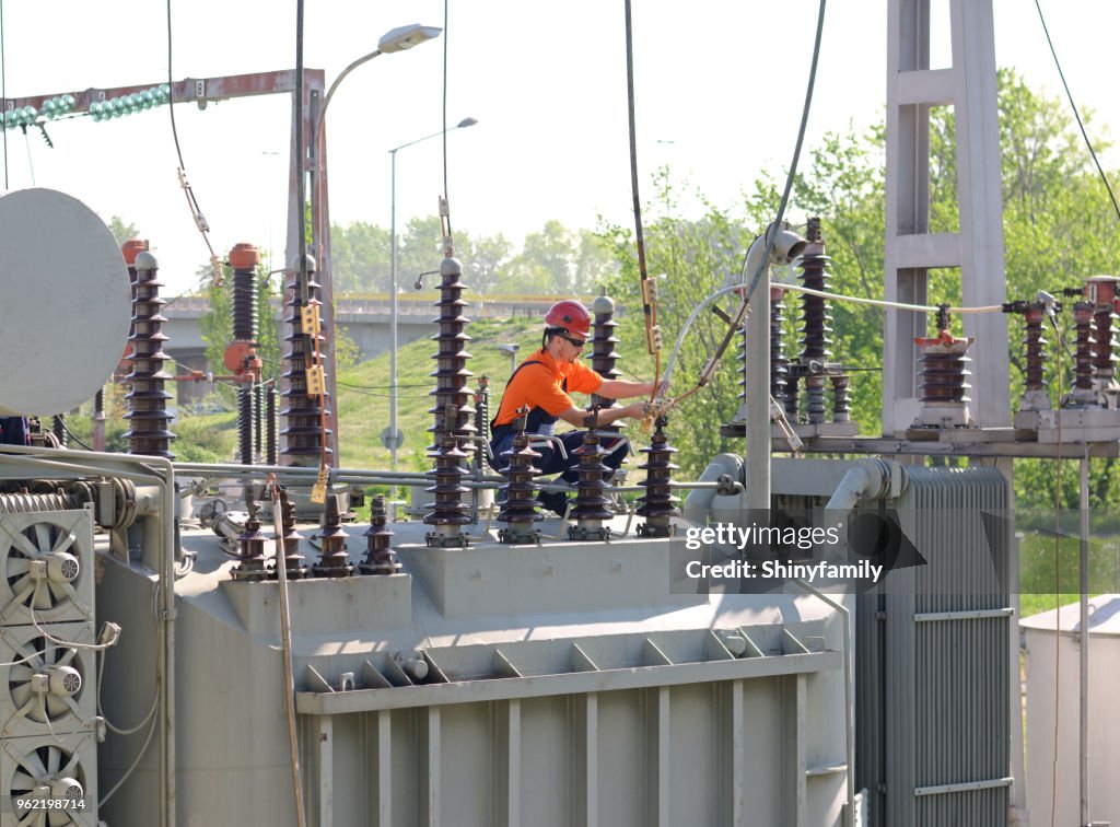 Ingenieur auf Hochspannung Transformator im Umspannwerk.