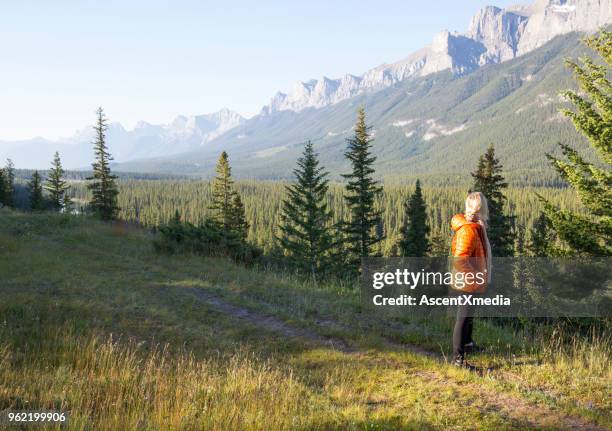 hiker femenino sigue camino sobre la cresta del canto de la montaña - bow valley fotografías e imágenes de stock