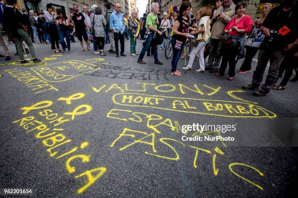 Demonstrators make graffitys suporting VAltònyc. Organised by CDR , pro-independence activist demonstrate supporting exiled rap singer Valtònyc in...