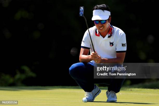 Kevin Na lines up a putt on the seventh green during round one of the Fort Worth Invitational at Colonial Country Club on May 24, 2018 in Fort Worth,...