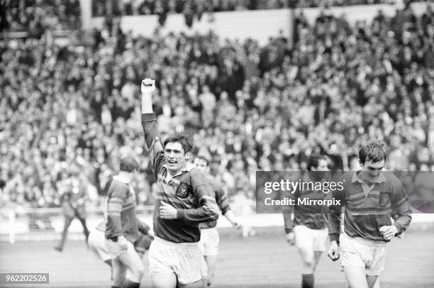 Leeds 11-10 Wakefield Trinity, Rugby League Challenge Cup Final match at Wembley Stadium, London, Saturday 11th May 1968. Leeds players celebrate at...