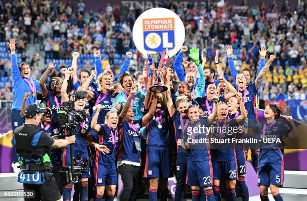 The players of Lyon celebrate after the UEFA Women's Champions League final match between VfL Wolfsburg and Olympique Lyonnais on May 24, 2018 in...