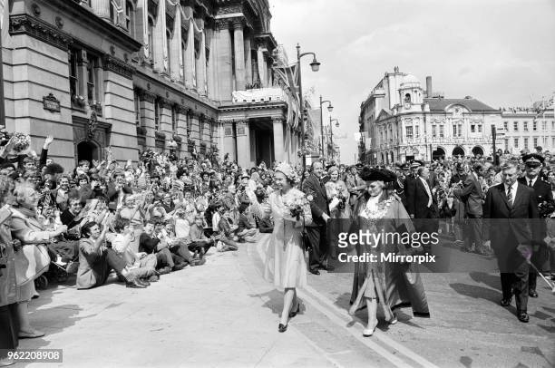 Queen Elizabeth II visiting Birmingham during her Silver Jubilee tour. West Midlands. Pictured in Victoria Square with the Birmingham's Lord Mayor,...