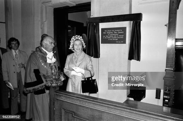 Queen Elizabeth II visiting Walsall during her Silver Jubilee tour. West Midlands. Unveiling a plaque to commemorate her Silver Jubilee visit to...