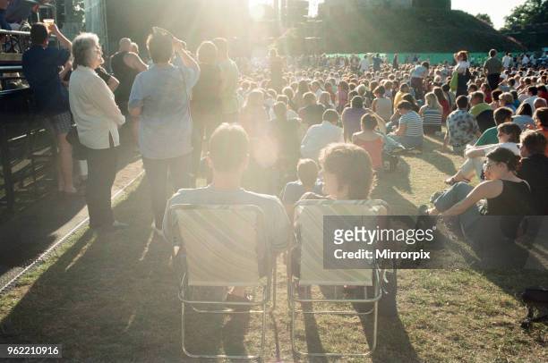 Crowd scenes at Simply Red concert, Cardiff Castle, Cardiff, Wales, Saturday 24th July 1999.