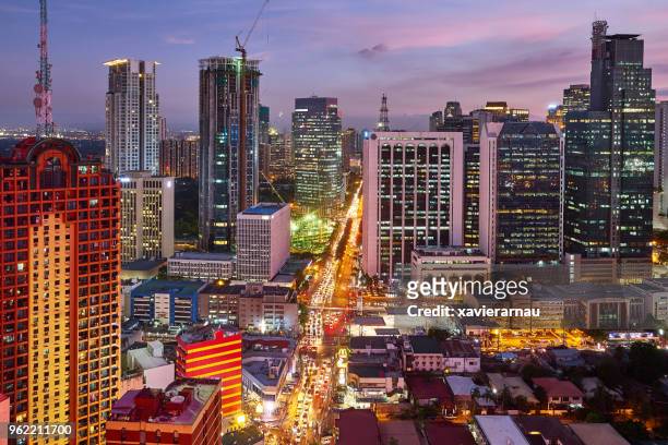 luftaufnahme in der nacht von makati,, geschäftsviertel von metro manila, philippinen - pink hub stock-fotos und bilder