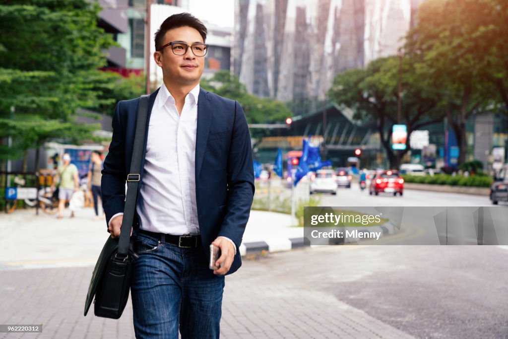 Empresário andando no centro da cidade de Kuala Lumpur Mal�ásia