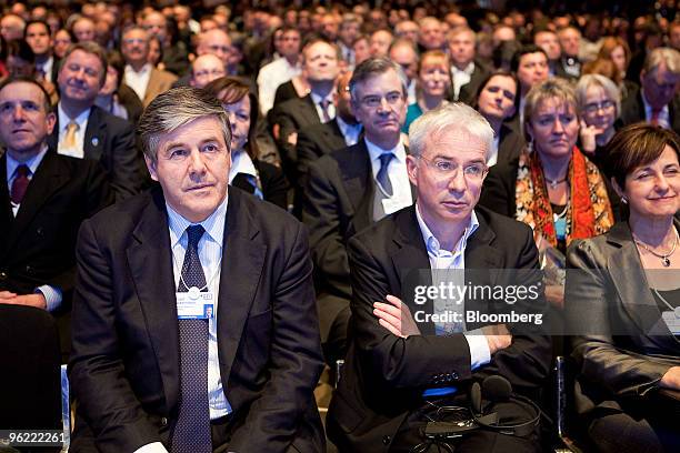 Josef Ackermann, chief executive officer of Deutsche Bank AG, left, Peter Sands, chief executive officer of Standard Chartered Plc, center, and...