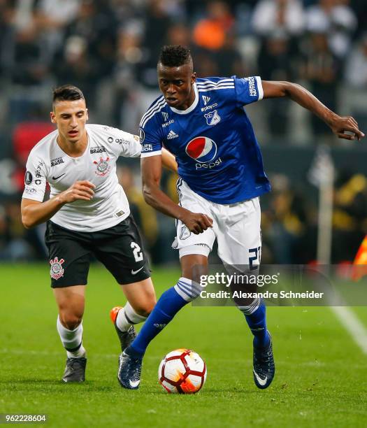 Mantuan of Corinthians of Brazil and Jader Valencia of Milionarios in action during the match for the Copa CONMEBOL Libertadores 2018 at Arena...