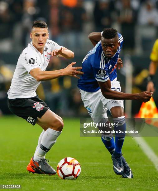 Mantuan of Corinthians of Brazil and Jader Valencia of Milionarios in action during the match for the Copa CONMEBOL Libertadores 2018 at Arena...