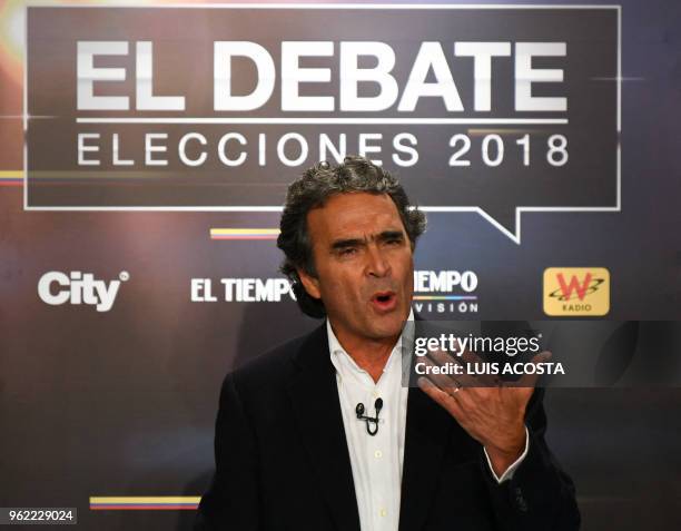 Colombian presidential candidate Sergio Fajardo, for the Colombia Coalition Party, takes part in a TV debate in Bogota on May 24, 2018. - Colombia...