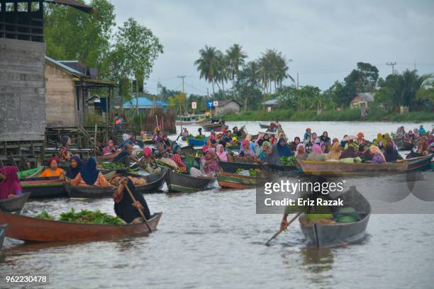 aktivitäten bei lok baintan schwimmenden markt - indonesien - banjarmasin stock-fotos und bilder