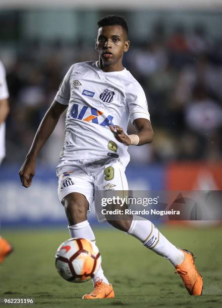 Rodrygo of Santos on the ball during the match between Santos and Real Garcilaso as a part of Copa Libertadores 2018 at Vila Belmiro Stadium on May...